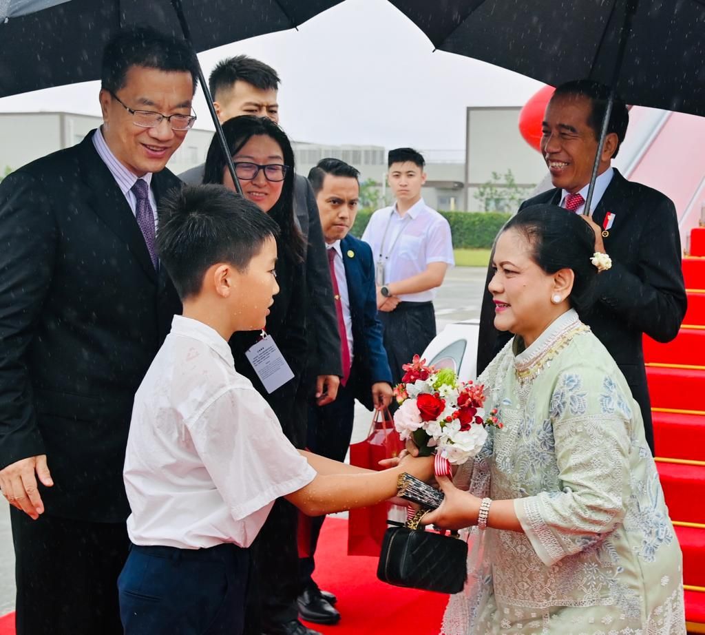Jokowi dan Iriana Tiba di Chengdu, Disambut Menteri Pendidikan China (Laily Rachev/Biro Pers Sekretariat Presiden)