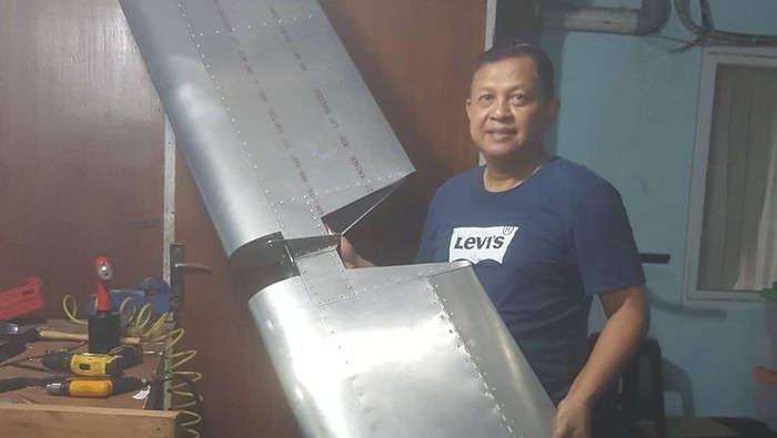 Kabasarnas Marsdya Henri Alfiandi merakit pesawat