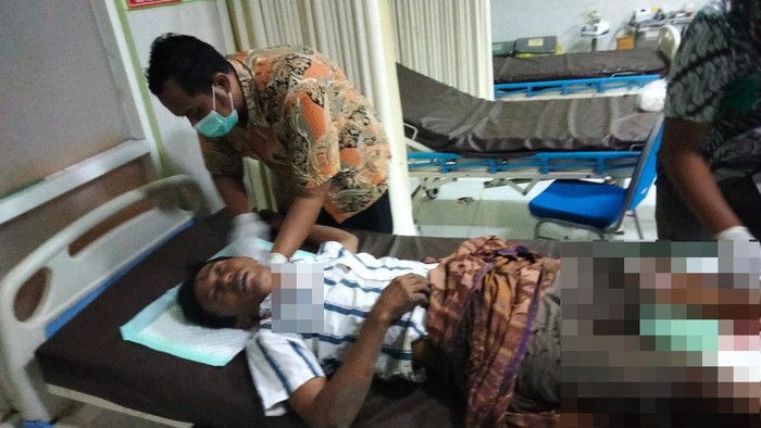 Kades di Pasuruan yang menjadi korban pembacokan saat ditangani di Puskesmas.