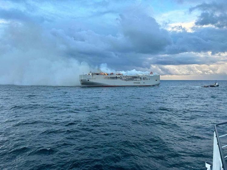 Kapal Kargo Fremantle Highway di Laut Belanda