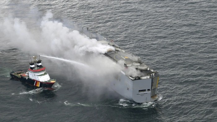 Kapal kargo kebakaran.