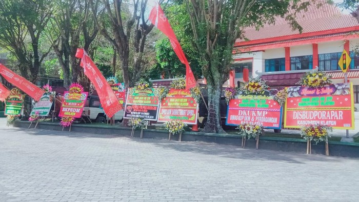 Karangan bunga ucapan Hari Jadi Kabupaten Klaten ke 219 di Pemkab.