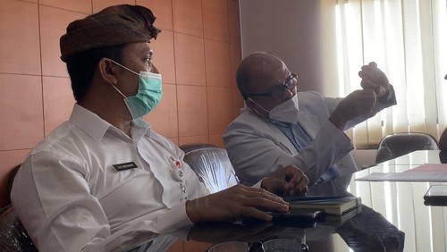 Kepala Bidang Pelayanan Medik RSUD Wangaya I Wayan Edi Irawan (memakai udeng) di RSUD Wangaya, Kamis (27/7/2023). Edi menjelaskan kondisi binaragawan Justyn Vicky sebelum meninggal.