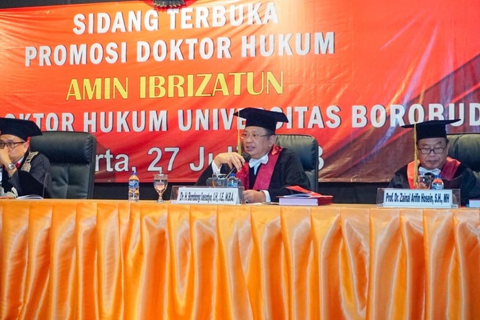 Ketua MPR RI sekaligus Dosen Tetap Pascasarjana Program Doktor Ilmu Hukum Universitas Borobudur Bambang Soesatyo menjadi penguji dalam Ujian Sidang Terbuka Promosi Doktor Hukum Universitas Borobudur Amin Ibrizatun di Universitas Borobudur, Jakarta, Kamis (27/7).