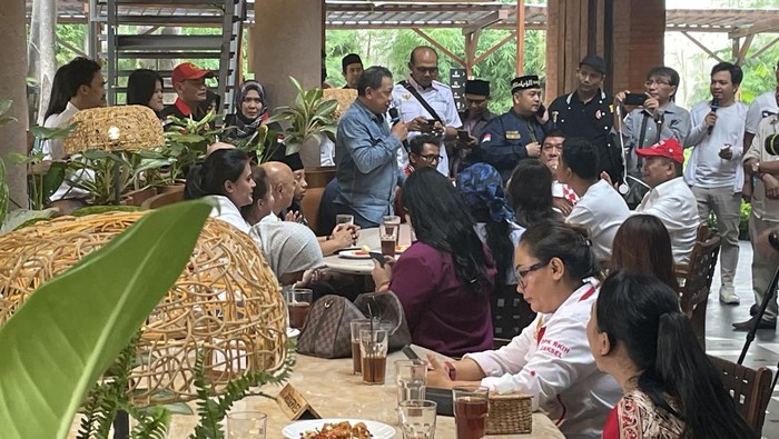 Ketua Umum Bara JP Utje Gustaf Patty (kemeja biru) mengatakan pihaknya berharap Wali Kota Solo Gibran Rakabuming Raka jadi penerus Jokowi.