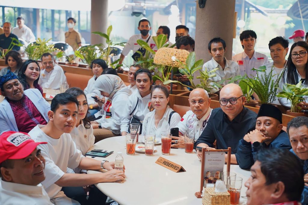 Ketum ABJ Michael Umbas bersama relawan Jokowi lainnya bertemu dengan Gibran. (dok Istimewa)