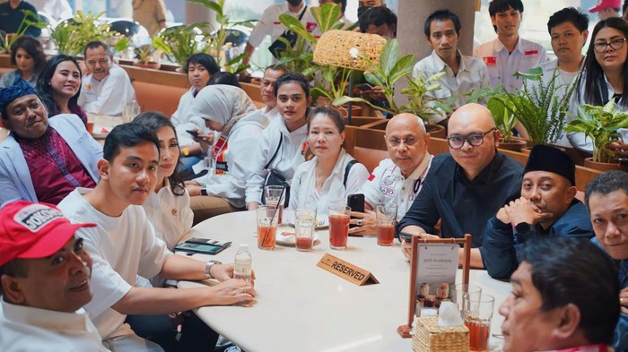 Ketum ABJ Michael Umbas bersama relawan Jokowi lainnya bertemu dengan Gibran. (dok Istimewa)