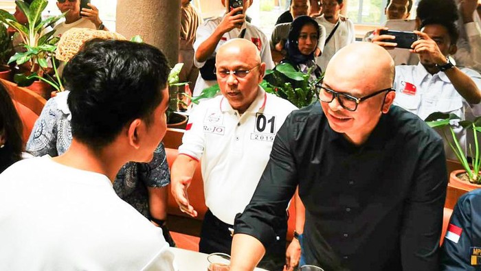 Ketum ABJ Michael Umbas bersama relawan Jokowi lainnya bertemu dengan Gibran. (dok Istimewa)