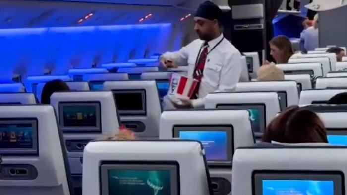 British Airways membagikan KFC di pesawat