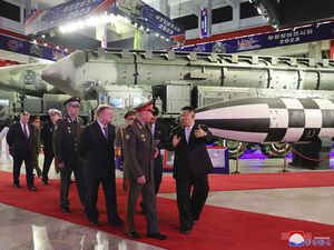 Gaya Kim Jong Un Pamer Rudal Terlarang ke Menhan Rusia