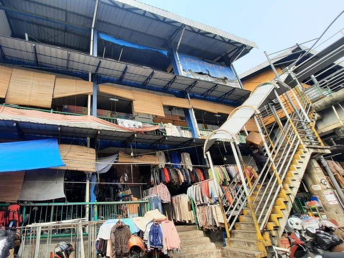 Kondisi pasar penampungan sementara di Senen, Jakarta
