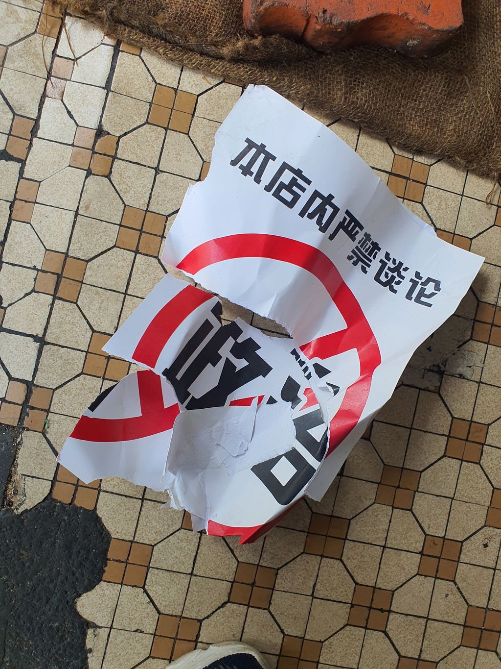 Kopitiam Ini Pajang Poster Larang Pembeli Ngopi Sambil Diskusi Politik