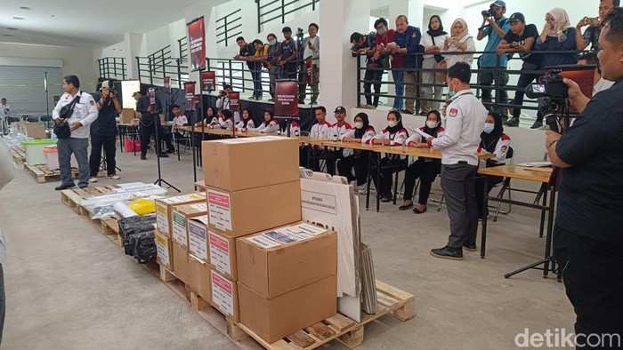 KPU gelar simulasi bongkar muat logistik Pemilu 2024 di Bogor. (Rizky/detikcom)