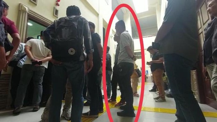 Pria yang mengajak duel wartawan saat Bupati Lampung Selatan, Nanang Hermanto dihadirkan jadi saksi.