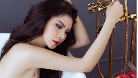 Luan Vuong terlihat seksi ketika memakai gaun hitam dan melakukan sesi pemotretan di bathup. (Foto: Instagram Loan Vuong)