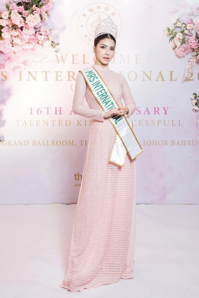 Sebagai pemenang Mrs International Vietnam 2018, Loan Vuong dikirim ke ajang final Mrs International di Singapura. Mrs International merupakan kontes kecantikan yang finalisnya sudah menikah, bercerai ataupun telah memiliki anak. Foto: Dok. Facebook Loan Vuong