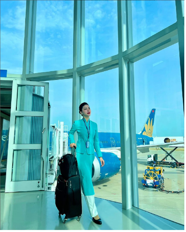 Loan Vuong populer di media sosial Vietnam. Dia dikenal sebagai pramugari tercantik. Foto: Instagram Loan Vuong