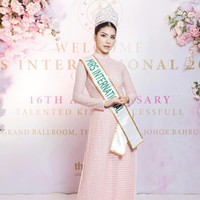 Sebagai pemenang Mrs International Vietnam 2018, Loan Vuong dikirim ke ajang final Mrs International di Singapura. Mrs International merupakan kontes kecantikan yang finalisnya sudah menikah, bercerai ataupun telah memiliki anak. Foto: Dok. Facebook Loan Vuong