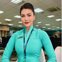 Loan Vuong tak mendapatkan hak asuh anaknya karena pekerjaannya sebagai pramugari dianggap tak memiliki jam kerja yang memungkinkannya mengasuh anaknya. Foto: Instagram Loan Vuong