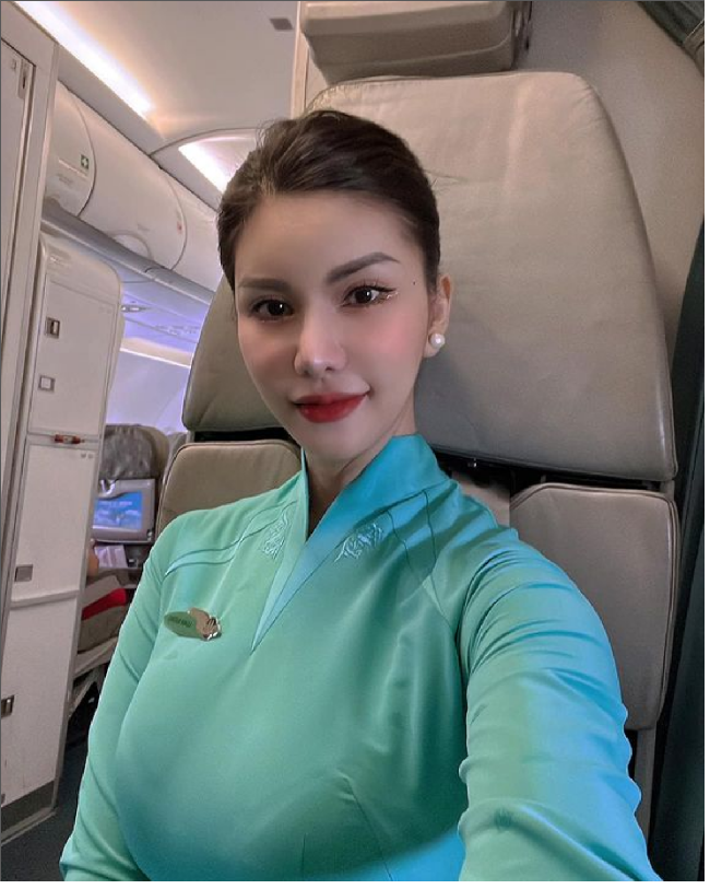 Sehari-harinya Loan Vuong bekerja sebagai pramugari Vietnam Airlines. Loan kerap mengunggah ke media sosial foto penampilannya saat bertugas sebagai pramugari. Foto: Instagram Loan Vuong