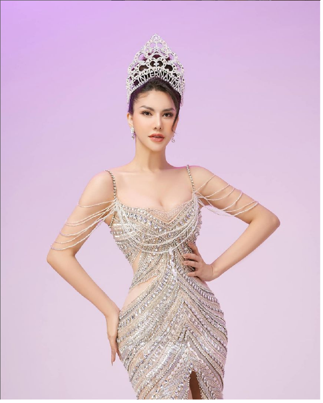 Selain sebagai pramugari, Loan Vuong juga populer di dunia kontes kecantikan Vietnam. Dia merupakan pemenang Mrs International Vietnam 2018, Mrs World Noble Charity Queen 2017, Top 5 Miss Business 2015 dan Top 5 Miss Tourism 2008. Foto: Instagram Loan Vuong