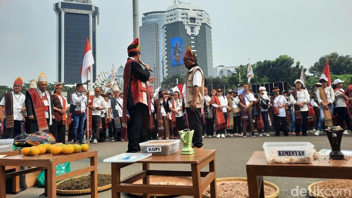 Massa Habornas Aksi Damai di Patung Kuda