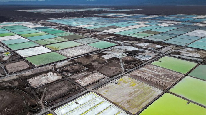Melihat Ladang Lithium di Chile, Cadangan Terbesar Dunia A truck loads concentrated brine at SQM lithium mine at the Atacama salt flat, in Antofagasta region, Chile, May 3, 2023. REUTERS/Ivan Alvarado
