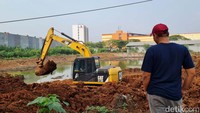 Warga melihat proses pembangunan waduk.  