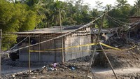 Terdapat sebanyak 35 lubang galian tambang rakyat di sekitar lokasi tersebut, terdiri dari 30 lubang aktif dan lima lubang tidak aktif yang mulai ada sejak 2014 dan belum berizin dengan sebagian besar pekerja dari Jawa Barat termasuk delapan orang penambang yang saat ini masih terjebak. 