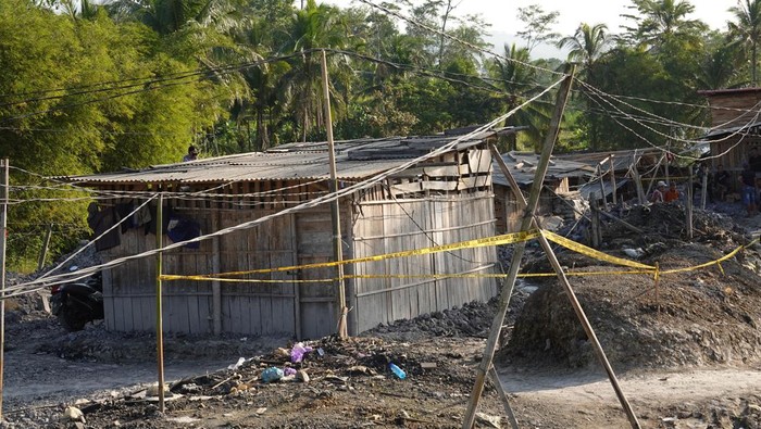 Garis polisi terpasang di sekitar area tambang emas saat proses evakuasi delapan penambang yang terjebak di dalam lubang galian emas, di Desa Pancurendang, Ajibarang, Banyumas, Jawa Tengah, Rabu (26/7/2023). Terdapat sebanyak 35 lubang galian tambang rakyat di sekitar lokasi tersebut, terdiri dari 30 lubang aktif dan lima lubang tidak aktif yang mulai ada sejak 2014 dan belum berizin dengan sebagian besar pekerja dari Jawa Barat termasuk delapan orang penambang yang saat ini masih terjebak.