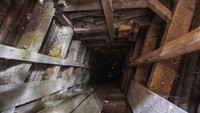 Pintu masuk lubang galian tambang emas di sekitar lokasi evakuasi delapan penambang yang terjebak dalam lubang galian emas, di Desa Pancurendang, Ajibarang, Banyumas, Jawa Tengah.