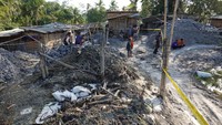 Garis polisi terpasang di sekitar area tambang emas ilegal, di Desa Pancurendang, Ajibarang, Banyumas, Jawa Tengah.
