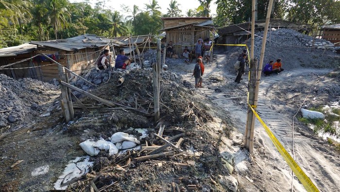 Melihat Tambang Emas Tradisional Ilegal di Banyumas yang Dipasang Garis Polisi Garis polisi terpasang di sekitar area tambang emas saat proses evakuasi delapan penambang yang terjebak di dalam lubang galian emas, di Desa Pancurendang, Ajibarang, Banyumas, Jawa Tengah, Rabu (26/7/2023). Terdapat sebanyak 35 lubang galian tambang rakyat di sekitar lokasi tersebut, terdiri dari 30 lubang aktif dan lima lubang tidak aktif yang mulai ada sejak 2014 dan belum berizin dengan sebagian besar pekerja dari Jawa Barat termasuk delapan orang penambang yang saat ini masih terjebak.