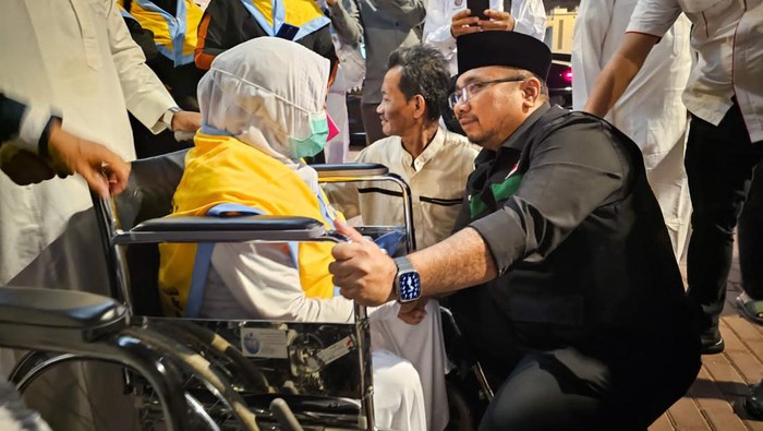 Menag Yaqut Cholil Qoumas menemui jemaah haji lansia.