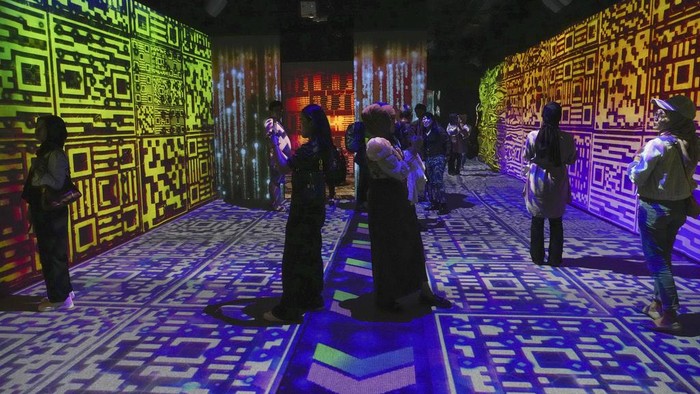 Mengunjungi Immersive Hong Kong di Jakarta, Cocok Buat yang Suka Foto-foto A woman poses for a picture during a light projection art exhibition titled
