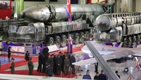 Berbagai peralatan militer Korut dipamerkan dalam acara tersebut.  