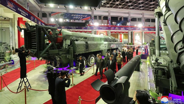 Menhan Rusia 'Pantau' Pameran Persenjataan Korut North Korean leader Kim Jong Un, accompanied by Russia's defense minister Sergei Shoigu and Chinese Communist Party Politburo member Li Hongzhong, greets children as he attends a performance in Pyongyang, in this image released by North Korea's Korean Central News Agency on July 27, 2023. KCNA via REUTERS ATTENTION EDITORS - THIS IMAGE WAS PROVIDED BY A THIRD PARTY. REUTERS IS UNABLE TO INDEPENDENTLY VERIFY THIS IMAGE. NO THIRD PARTY SALES. SOUTH KOREA OUT. NO COMMERCIAL OR EDITORIAL SALES IN SOUTH KOREA.
