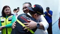 Tampak pelukan hangat Menag Yaqut saat menyambut petugas haji. Foto: Dok Kemenag