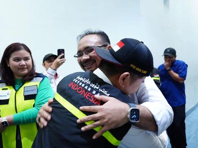 Potret Semringah Menag Yaqut Sambut Kedatangan Petugas Haji