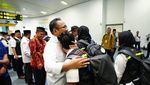 Potret Semringah Menag Yaqut Sambut Kedatangan Petugas Haji