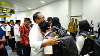 Para petugas telah bekerja melebihi ekspektasi yang kami buat sendiri. Mereka betul luar biasa. Bagaimana mereka sampai gendon jemaah, memandikan jemaah, menggantikan popoknya yang mungkin di rumah mereka tidak sempat lakukan itu kepada orang tuanya, sebut Menag. Foto: Dok Kemenag