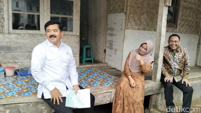 Menteri ATR/BPN Hadi Tjahjanto memberikan langsung sertifikat tanah ke warga di Serang (Foto: Bahtiar/Detikcom).