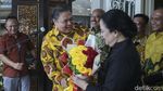 Momen Airlangga Beri Bunga Merah-Kuning ke Puan
