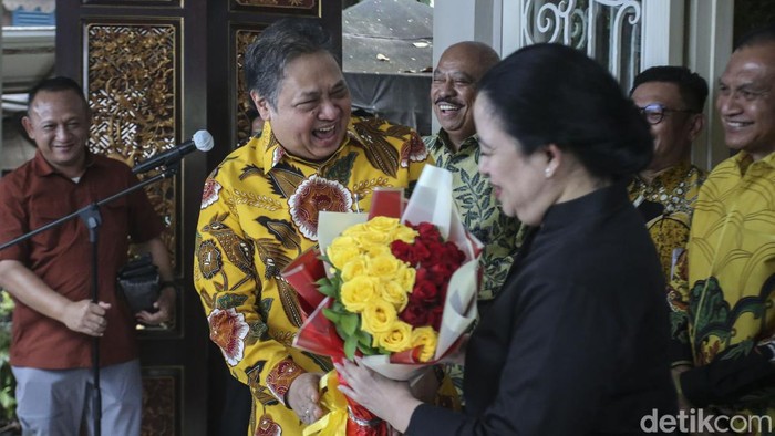 Momen Airlangga Beri Bunga Merah-Kuning ke Puan Ada momen unik saat Puan Maharani menyambangi kediam Airlangga Hartarto. Ya, Ketum Golkar itu memberikan bunga berwarna merah-kuning untuk Puan.