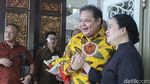 Momen Airlangga Beri Bunga Merah-Kuning ke Puan