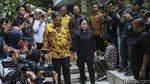 Momen Airlangga Beri Bunga Merah-Kuning ke Puan