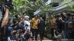 Momen Airlangga Beri Bunga Merah-Kuning ke Puan