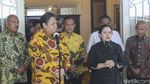 Momen Airlangga Beri Bunga Merah-Kuning ke Puan
