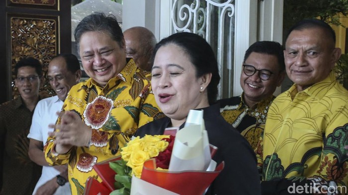 Momen Airlangga Beri Bunga Merah-Kuning ke Puan Ada momen unik saat Puan Maharani menyambangi kediam Airlangga Hartarto. Ya, Ketum Golkar itu memberikan bunga berwarna merah-kuning untuk Puan.