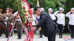 Momen Kim Jong Un Kunjungi Pemakaman Prajurit Perang Korea
